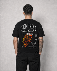 Polera Iron GYM - Flaming Lion, modelo espalda