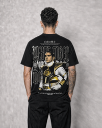 Polera IRON PR - Ivory Guardian, modelo espalda