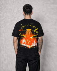Polera Hell GYM - UFO Over City, modelo espalda