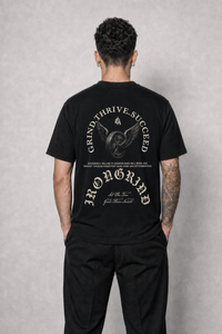 Polera Iron GYM - Ground Thrive Succeed, modelo espalda