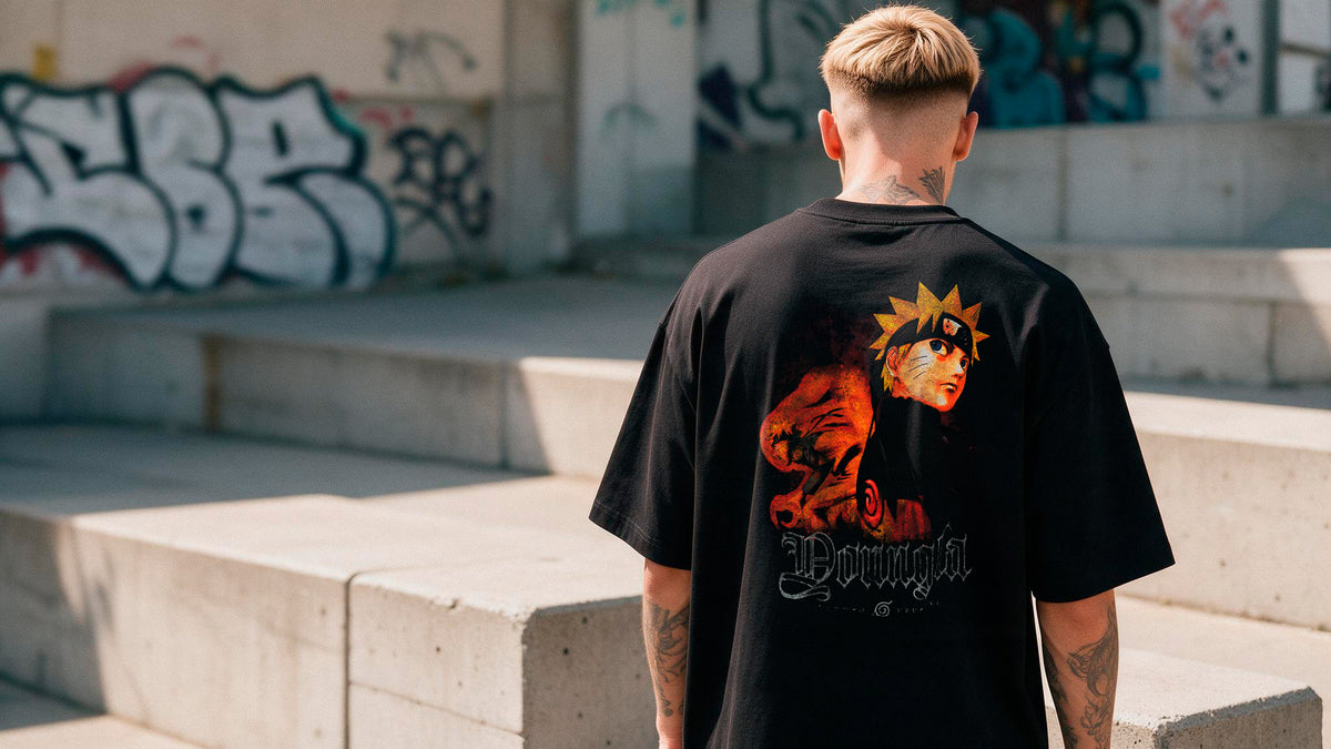 Modelo con polera negra SizeLux, diseño Naruto